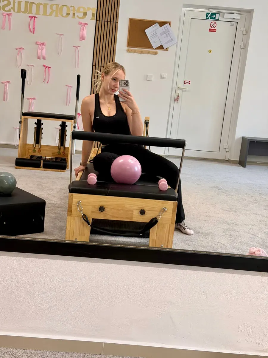 Ivet Bušfyová v Pilates Reformer štúdiu Reformuj.sa Bytča — počas prípravy na lekciu
