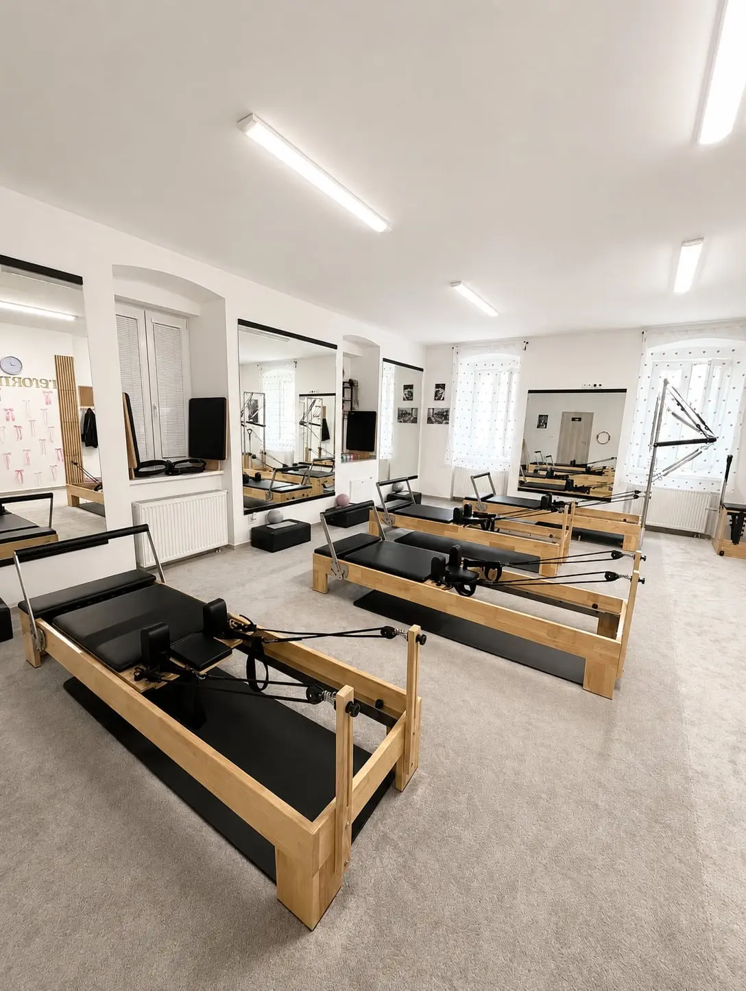 Súkromné Pilates Reformer štúdio v Bytči — svetlý priestor so štyrmi reformer strojmi